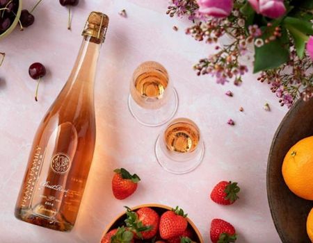 Brut Rose and fruit